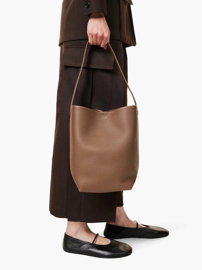 The Row Leather Tote Bag (Category: Luxury Bags & Wallets) located in Valenzuela. Submitted by telagram (Listing ID 1389279781, Image 1). Description: .