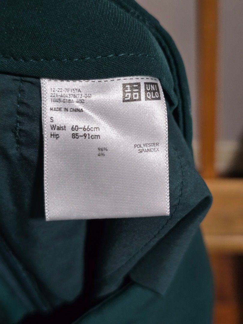 Uniqlo below the knee pants (Category: Other Bottoms) located in Quezon City. Submitted by tindahan_nia (Listing ID 1389215651, Image 3). Description: Uniqlo below the knee pants. No damages..