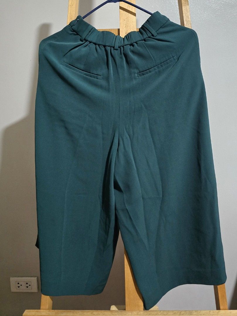 Uniqlo below the knee pants (Category: Other Bottoms) located in Quezon City. Submitted by tindahan_nia (Listing ID 1389215651, Image 1). Description: Uniqlo below the knee pants. No damages..