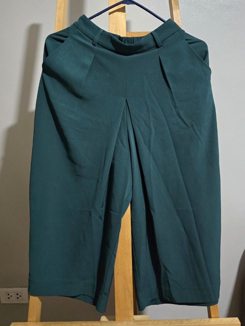 Uniqlo below the knee pants (Category: Other Bottoms) located in Quezon City. Submitted by tindahan_nia (Listing ID 1389215651, Image 2). Description: Uniqlo below the knee pants. No damages..