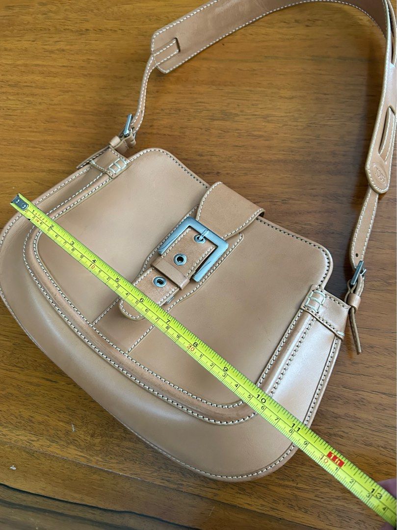 Vintage Authentic Tod’s Leather Croissant bag (Category: Luxury Bags & Wallets) located in Taguig. Submitted by vintage_gifted_thrifted (Listing ID 1388190680, Image 3). Description: Authentic Tod’s 90s era croissant bag.