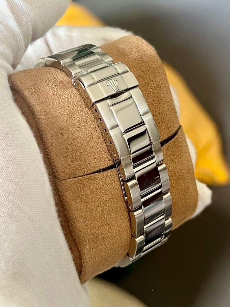 yatch master (Category: Luxury Watches) located in Cabanatuan. Submitted by albertgonzales27 (Listing ID 1389160891, Image 2). Description: Yachtmaster Platinum Reference 16622 2002 year model, Y series 40mm case size Platinum bezel / Platinum dial No pin holes Super luminova luminescence Laser etched sapphire glass 9/10 watch condition Watch w/ verification papers (11 links) Trades accepted up or down P425k only.
