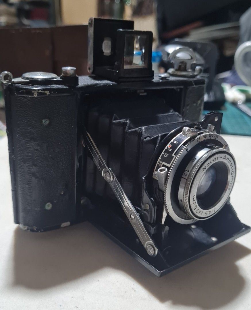 ZEISS IKON FORDABLE VINTAGE CAMERA c1945 (Category: Cameras) located in Quezon City. Submitted by lobaman (Listing ID 1389171201, Image 3). Description: zeiss ikon foldable camera c1945.