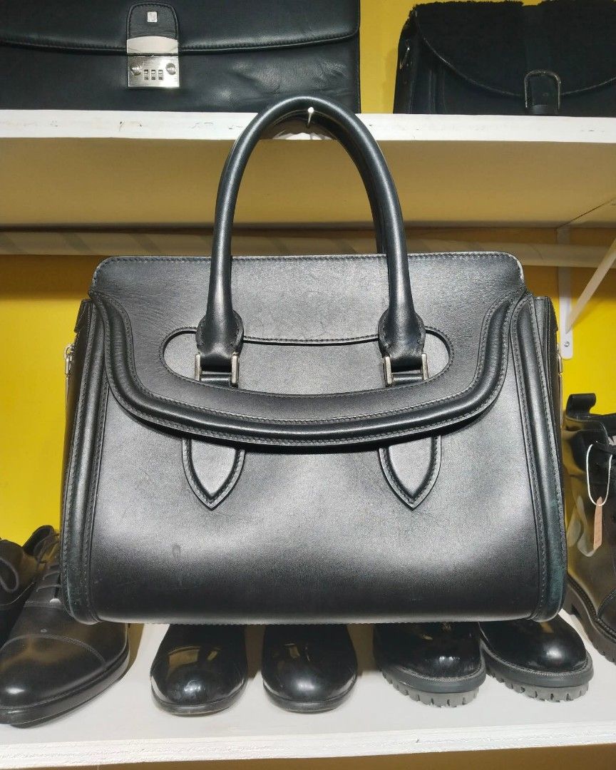 Alexander McQueen Black Leather Medium Heroine Satchel (Category: Luxury Bags & Wallets) located in Manila. Submitted by street_wear (Listing ID 1389397794, Image 3). Description: Alexander McQueen Black Leather Medium Heroine Satchel 95% New.