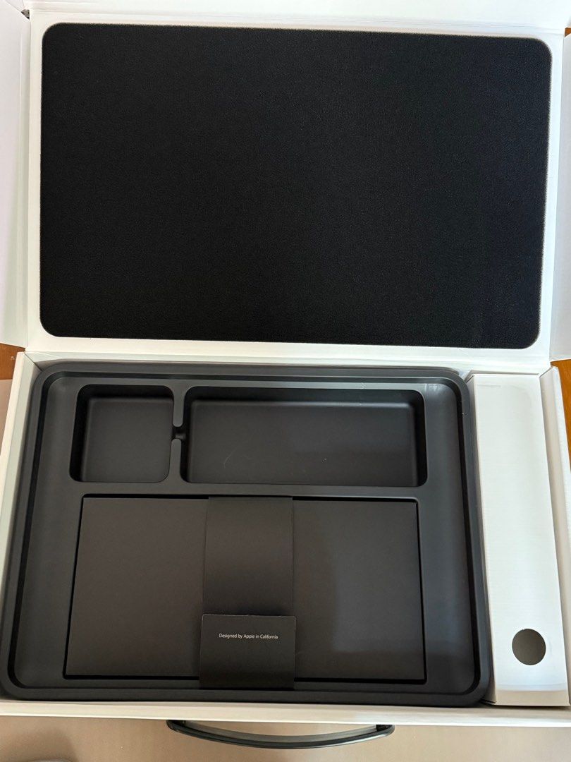 Apple Macbook Pro Box with Socket Plug Charger 2011 (Category: Laptops & Notebooks) located in San Juan City. Submitted by oliveoilandbalsamic (Listing ID 1389329881, Image 2). Description: socket plug - sold.