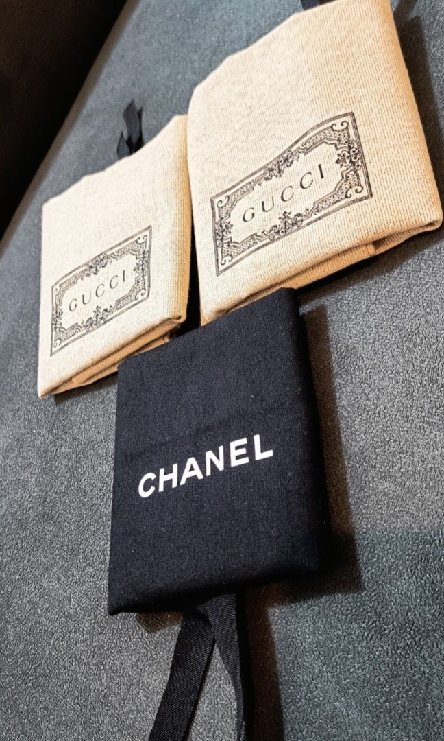 Authentic chanel dust bag (Category: Luxury Bags & Wallets) located in Binangonan. Submitted by retrovintagesourceph (Listing ID 1389443800, Image 1). Description: 13" x 8".
