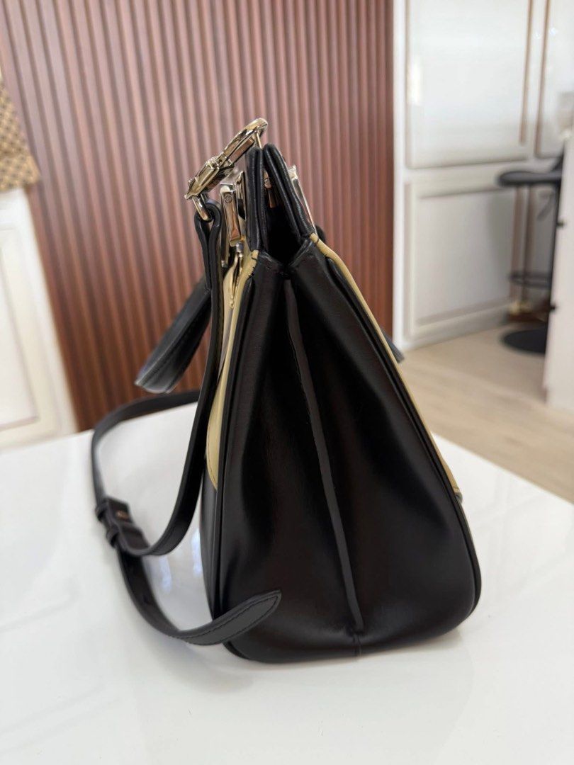 authentic Gucci Zumi Two Tone Small Top Handle (Category: Luxury Bags & Wallets) located in Quezon City. Submitted by jhaediah (Listing ID 1389428874, Image 3). Description: Zumi Two Tone Small Top Handle ✨Rank A Condition.