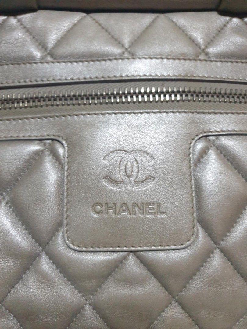 CHANEL Quilted Lambskin Large CoCo Cocoon Silver Bag (Category: Luxury Bags & Wallets) located in Tuguegarao City. Submitted by starzeke (Listing ID 1389477672, Image 3). Description: Pakibasa po‼️ ❤️Dear Buyers💚 Hindi ako makareply sa inyo, nakalimit kasi message sa carousel, nababasa ko lang cia. hanapin nio na lang po sa fb parehong pangalan po nakalagay sa profile pics. Pm nio ako dun and your Tawad☺️ -Starzeke Thriftshop and Japan Anikz.