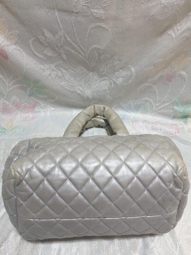 CHANEL Quilted Lambskin Large CoCo Cocoon Silver Bag (Category: Luxury Bags & Wallets) located in Tuguegarao City. Submitted by starzeke (Listing ID 1389477672, Image 2). Description: Pakibasa po‼️ ❤️Dear Buyers💚 Hindi ako makareply sa inyo, nakalimit kasi message sa carousel, nababasa ko lang cia. hanapin nio na lang po sa fb parehong pangalan po nakalagay sa profile pics. Pm nio ako dun and your Tawad☺️ -Starzeke Thriftshop and Japan Anikz.