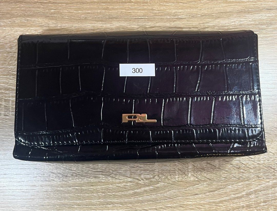 Evening bag clutch (Category: Luxury Bags & Wallets) located in Marikina City. Submitted by crewstuff (Listing ID 1389433316, Image 1). Description: Never used. .