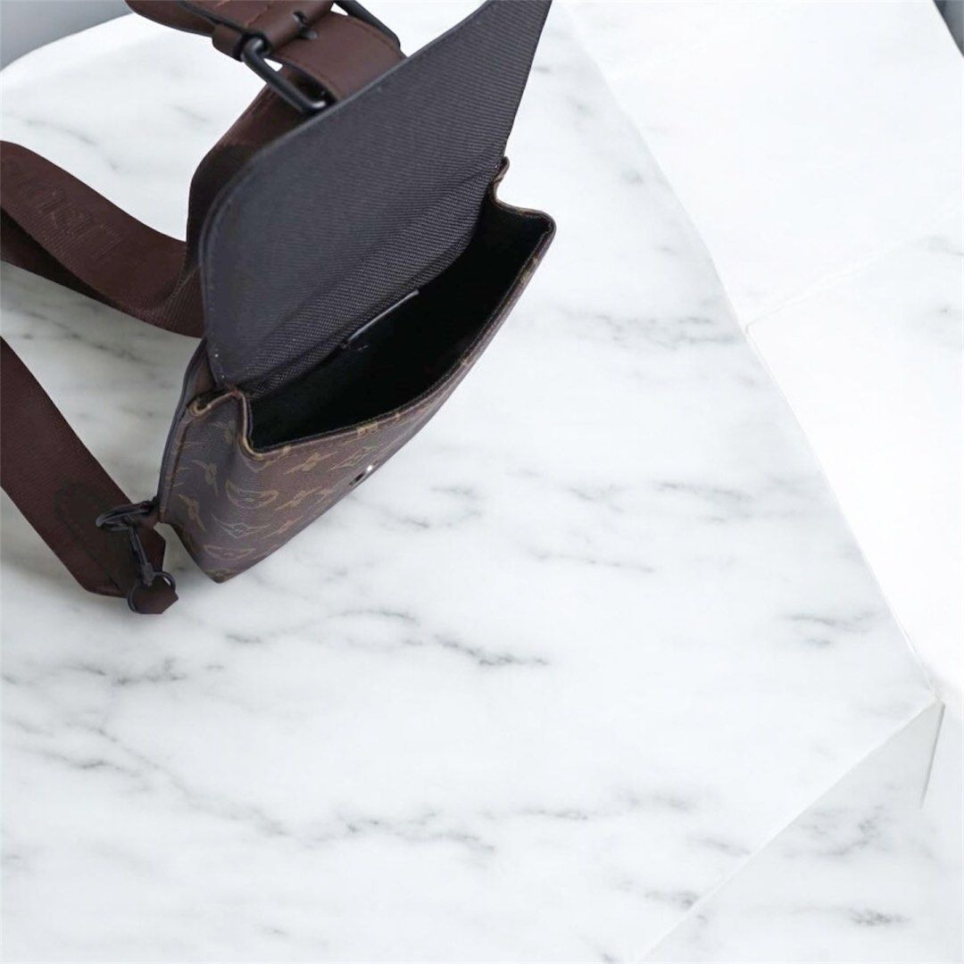 LOUIS VUITTON BODY BAG (Category: Luxury Bags & Wallets) located in Manila. Submitted by scarlett_hope (Listing ID 1389402633, Image 3). Description: CONDITION: BRAND NEW COLOR RATE: 10/10 MOP: GCASH COURIER: J&T .