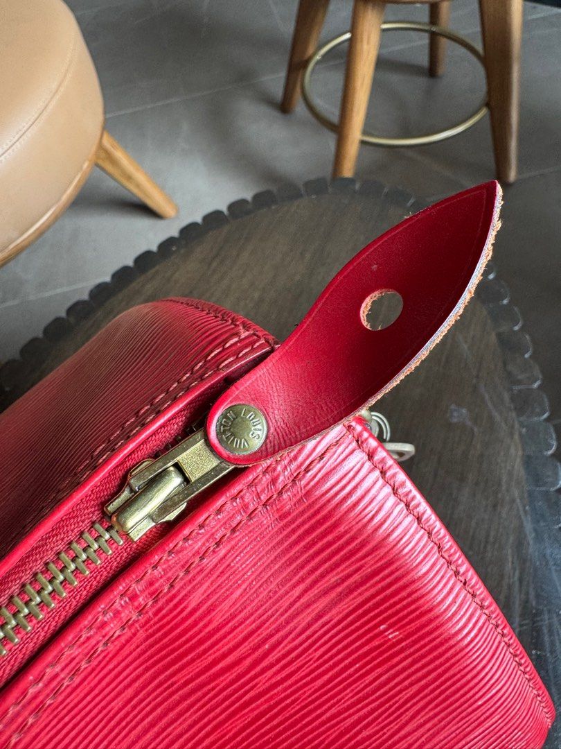 LOUIS VUITTON EPI RED speedy 30 (Category: Luxury Bags & Wallets) located in Cagayan de Oro. Submitted by moiobsession (Listing ID 1387930278, Image 3). Description: authentic with padlock and key plus free wallet. .