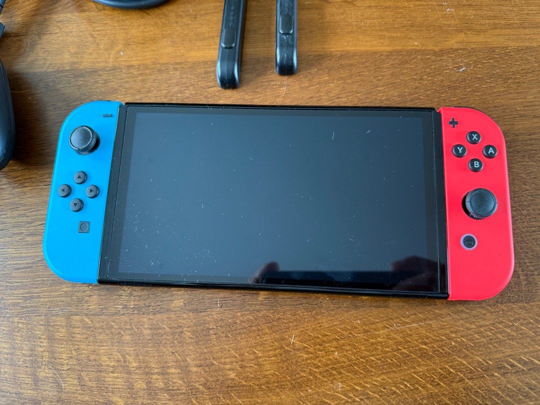 Nintendo Switch OLED （分類：Nintendo 任天堂）位於 Hong Kong。 由 tongzilla 提交（商品編號 1389340742，圖片 1）。簡介： PLEASE READ: - I will NOT answer any questions that has been answered here. - Only message me about PICK UP DATE and TIME. - Pick up location: Tai Hang Road, Wan Chai. NO DELIVERY OR MEET UP. - Price $1300 FIRM. - 100% authentic Nintendo Switch OLED from authorized dealer in Hong Kong. - Used less than 3 times. - No scratches on screen. - All accessories 