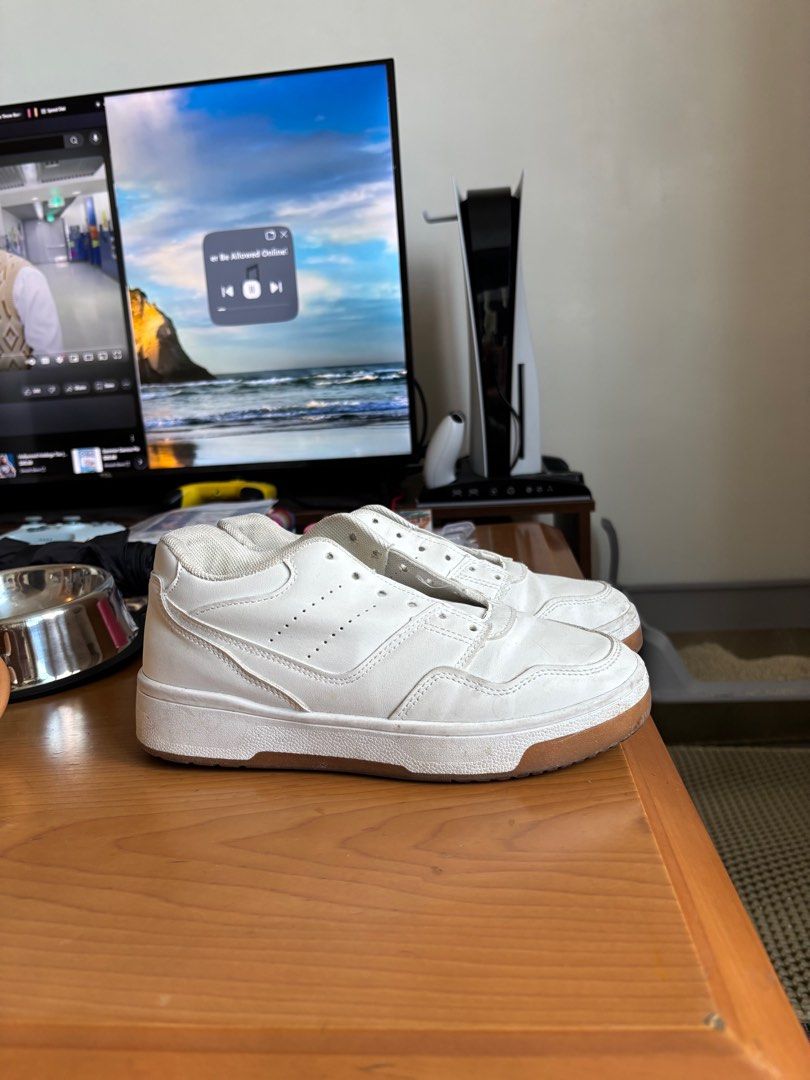 Penshoppe Sneakers (no laces) (Category: Sneakers) located in Makati City. Submitted by katsusale (Listing ID 1389311791, Image 2). Description: don't really like the style personally also laces used somewhere else! .