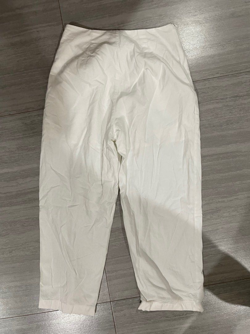 SHEIN WHITE STRAIGHT CUT TROUSERS (Category: Other Bottoms) located in Quezon City. Submitted by jackiedc (Listing ID 1389391205, Image 2). Description: .