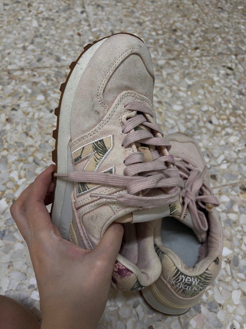Snickers (Category: Sneakers) located in Petaling Jaya. Submitted by prelovedbyrainha (Listing ID 1389424104, Image 3). Description: Pink color, lighting affected the color.