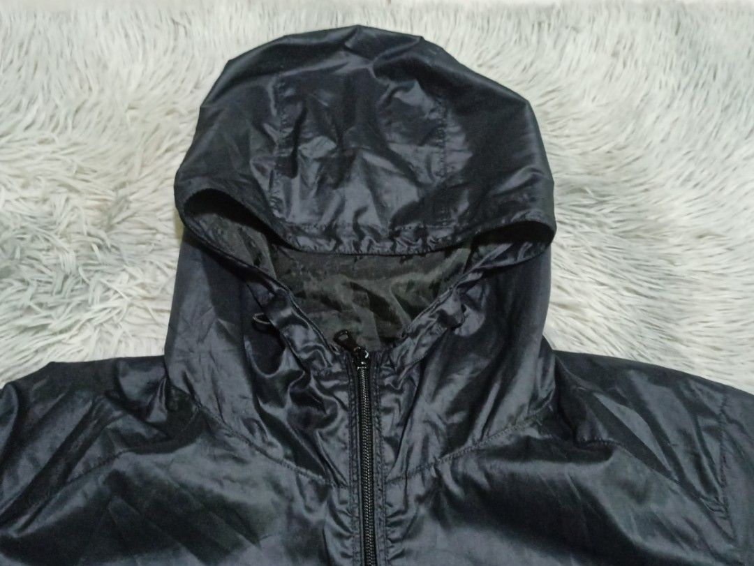 Uniqlo Men's Zip up Windbreaker Jacket (Category: Activewear) located in Alaminos. Submitted by aj_collection28 (Listing ID 1389402781, Image 2). Description: Color: Black Size: Large Dimes: 22.5W x 27L Excellent Condition No issue.