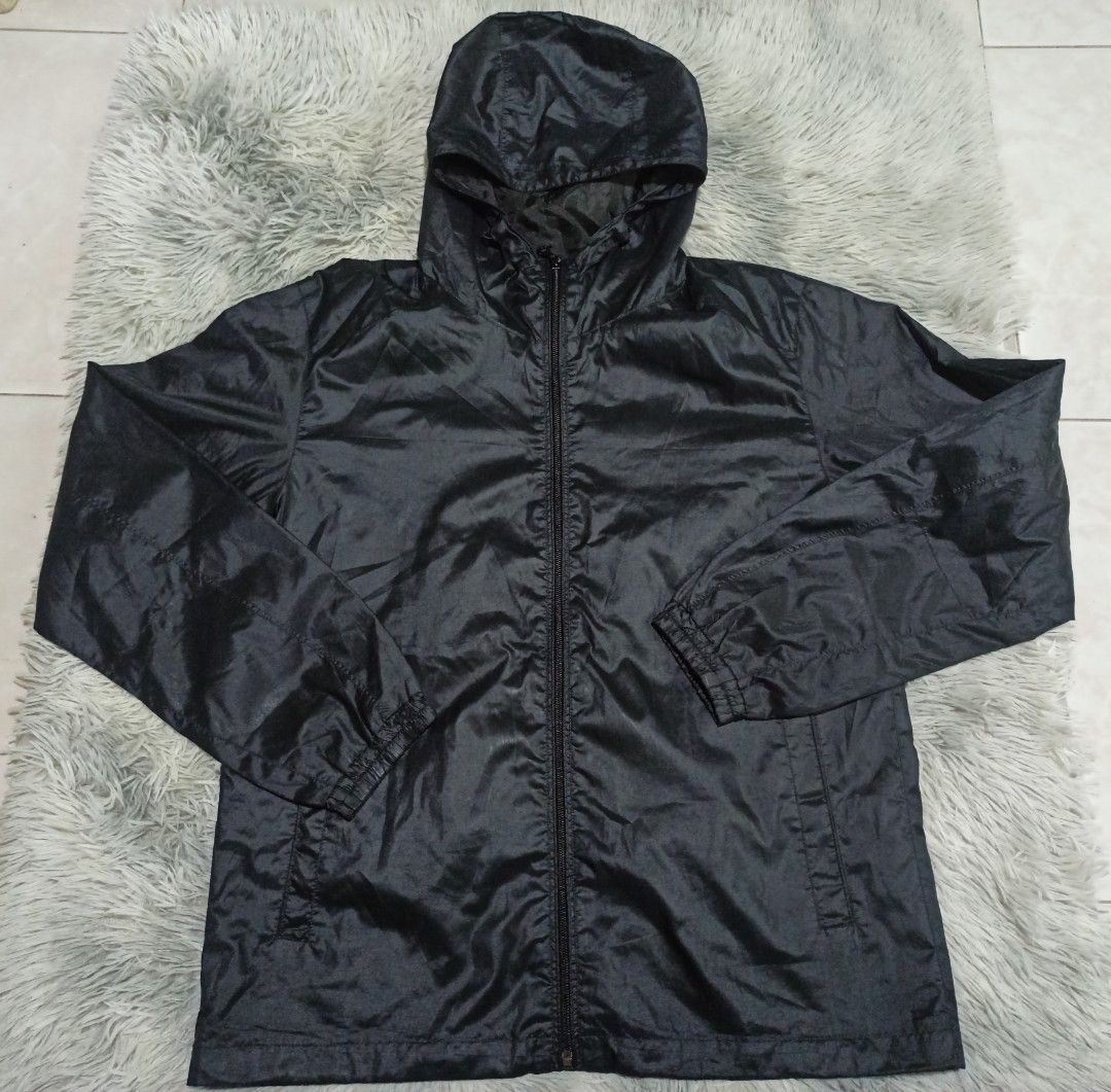 Uniqlo Men's Zip up Windbreaker Jacket (Category: Activewear) located in Alaminos. Submitted by aj_collection28 (Listing ID 1389402781, Image 1). Description: Color: Black Size: Large Dimes: 22.5W x 27L Excellent Condition No issue.