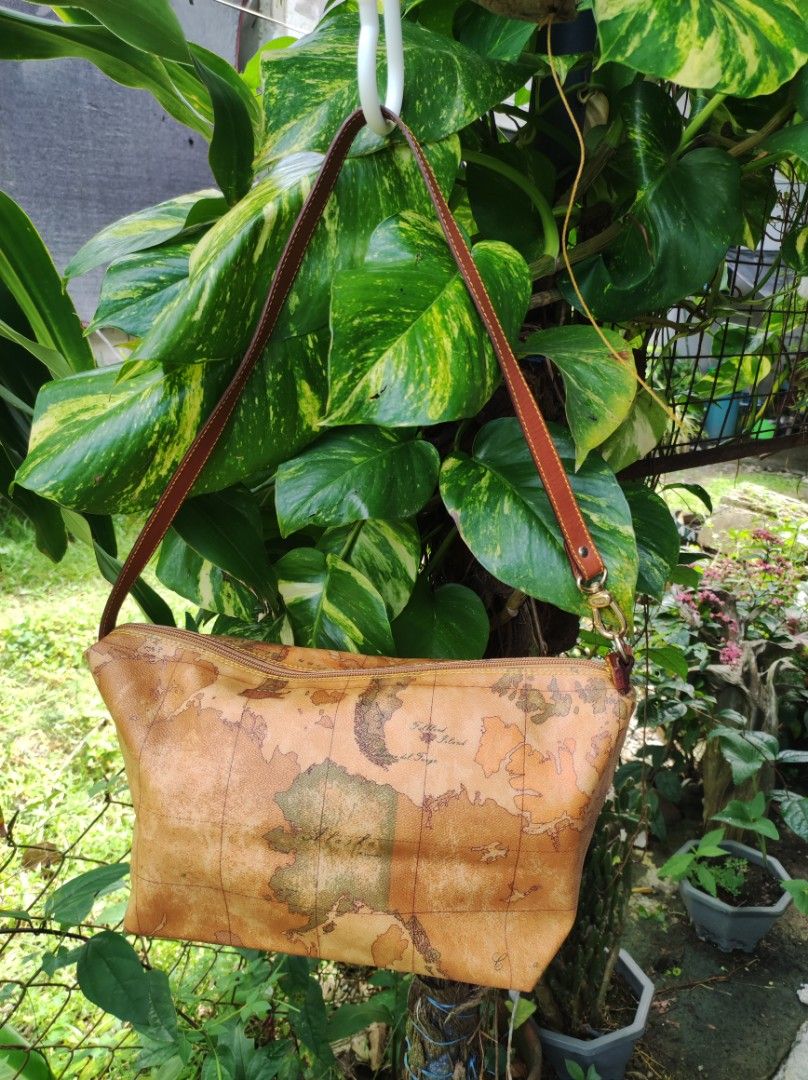Alviero Martini (Category: Luxury Bags & Wallets) located in Naguilian. Submitted by a2aonlineshop (Listing ID 1389664537, Image 3). Description: Can Pm for details no flaws the owner never used it nastock lang sa closet nya bought in Hong Kong open for VC.
