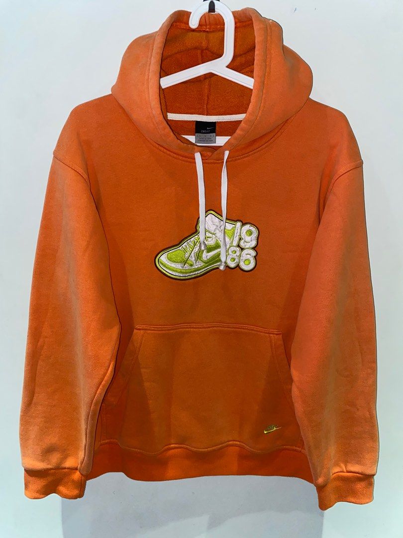 Authentic 1986 Nike SB Hoodie (Category: Coats, Jackets and Outerwear) located in Quezon City. Submitted by lorenzjvb (Listing ID 1389609226, Image 1). Description: FOR SALE! 2000 or best offer Original Nike SB Hoodie from 1986 size: XL, L-26 W-22 sleeve-23 9.5/10 color rate issue: tahi yung kalahati ng 9 (last pic) excellent condition.