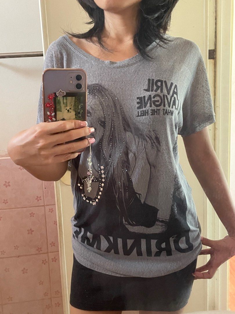 avril graphic xl shirt (Category: Shirts) located in General Santos City (Dadiangas). Submitted by aya__interuppted (Listing ID 1389627602, Image 2). Description: stretchable; oversized fit.