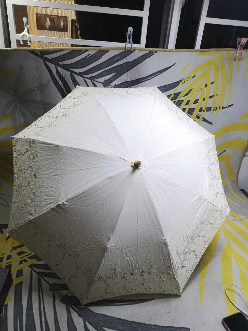 Beige Foldable Umbrella With Box (Category: Umbrellas) located in Santa Cruz. Submitted by jmy_surplus.2 (Listing ID 1389638853, Image 3). Description: Size ; L - 62 W - 77 H - 74 Color ; Beige Type ; Umbrella Brand ; No brand Material ; Nylon Style ; Beige Umbrella MK D8 JMY 5 Batch #144.