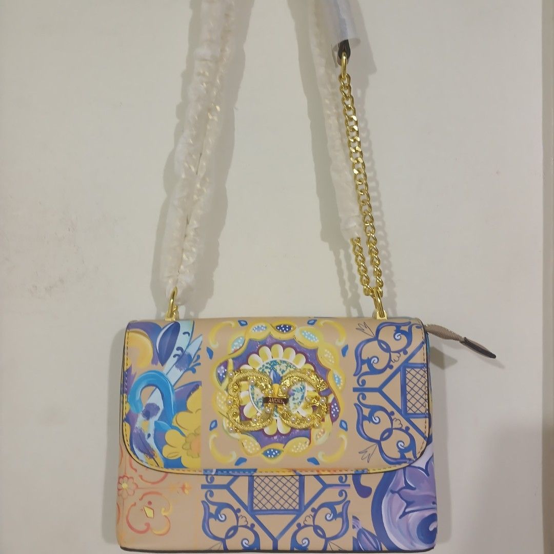 dolce and gabbana chain shoulder bag (Category: Luxury Bags & Wallets) located in Taguig. Submitted by aphroditees (Listing ID 1389598149, Image 1). Description: brand new, comes with free gucci dust bag.