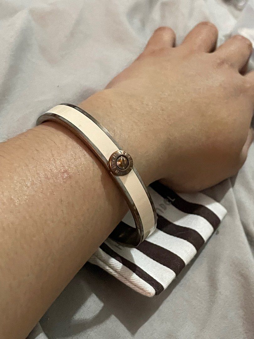 Henri Bendel Bangles (Category: Bracelets) located in Quezon City. Submitted by decluttertherapymnl (Listing ID 1389642016, Image 1). Description: For Sale Used Bangle Glittered 850 Used Bangle White 450 RFS Decluttering Payment online or cash upon pick up Pick up only in Pasig.