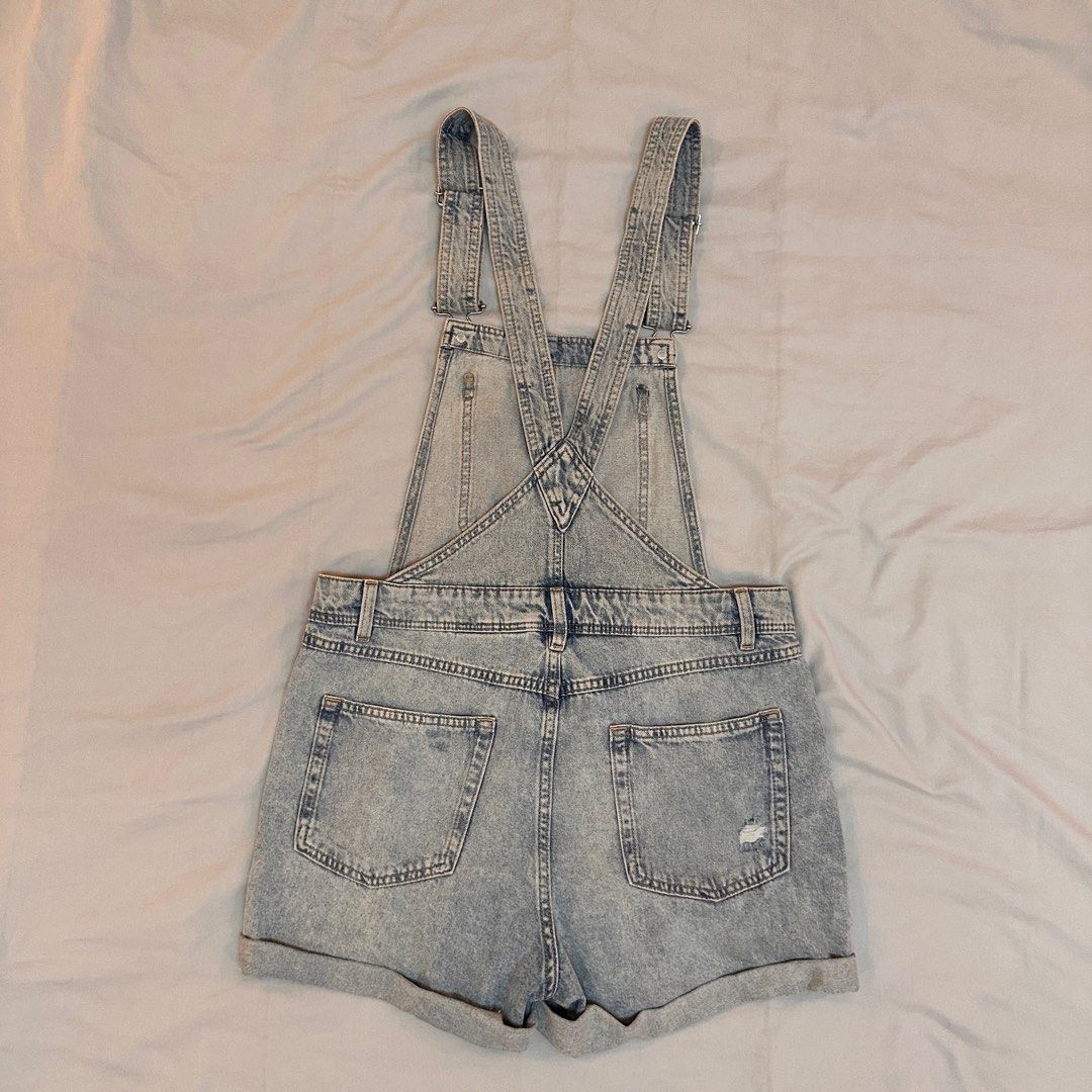 H&M DIVIDED Light Blue Denim Overalls Shorts (Category: Other Bottoms) located in Quezon City. Submitted by _crackle_ (Listing ID 1389523315, Image 2). Description: - Brand new, never been used before - Purchased in HK.