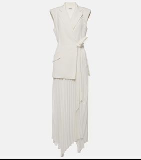 (Category: ) located in . Submitted by The_Curated_Closet (Listing ID 1389616872, Image 1). Description: .