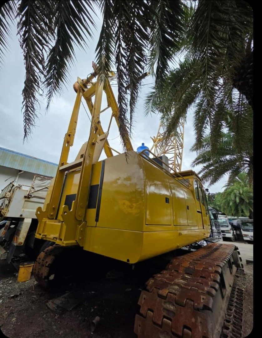 Kobelco 55tons crawler crane (Category: Construction Tools & Equipment) located in Makati City. Submitted by ztak13 (Listing ID 1389539826, Image 3). Description: Kobelco 55tons crawler crane 2002 yr model 5+++ running hours Japan Surplus Contact no. 09175699818.