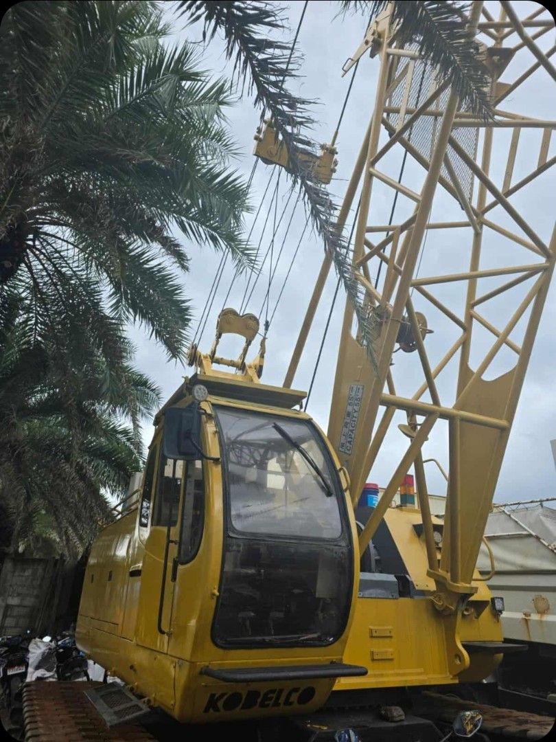 Kobelco 55tons crawler crane (Category: Construction Tools & Equipment) located in Makati City. Submitted by ztak13 (Listing ID 1389539826, Image 2). Description: Kobelco 55tons crawler crane 2002 yr model 5+++ running hours Japan Surplus Contact no. 09175699818.