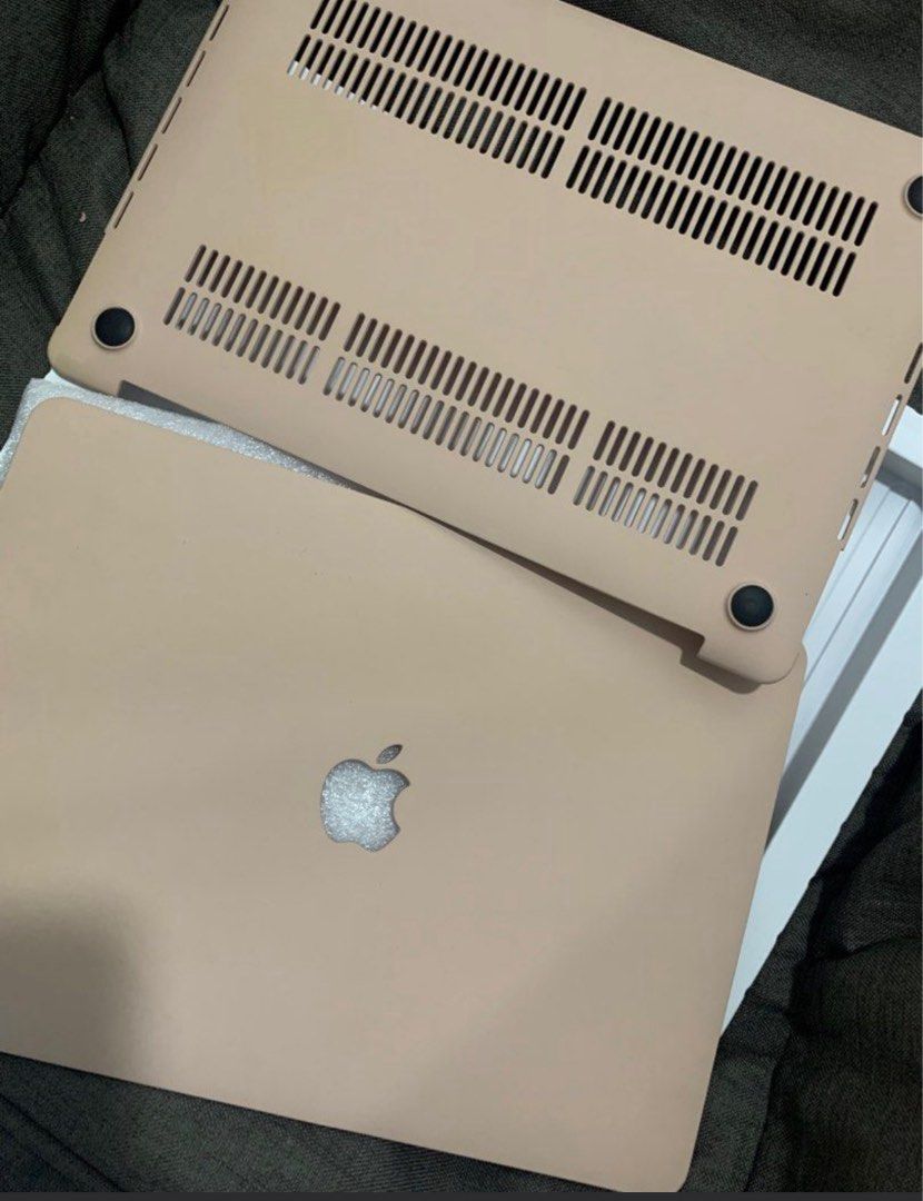 MACBOOK LAPTOP CASE PRO 13 m1 (Category: Laptops & Notebooks) located in Manila. Submitted by decluterthings888 (Listing ID 1389657612, Image 1). Description: .