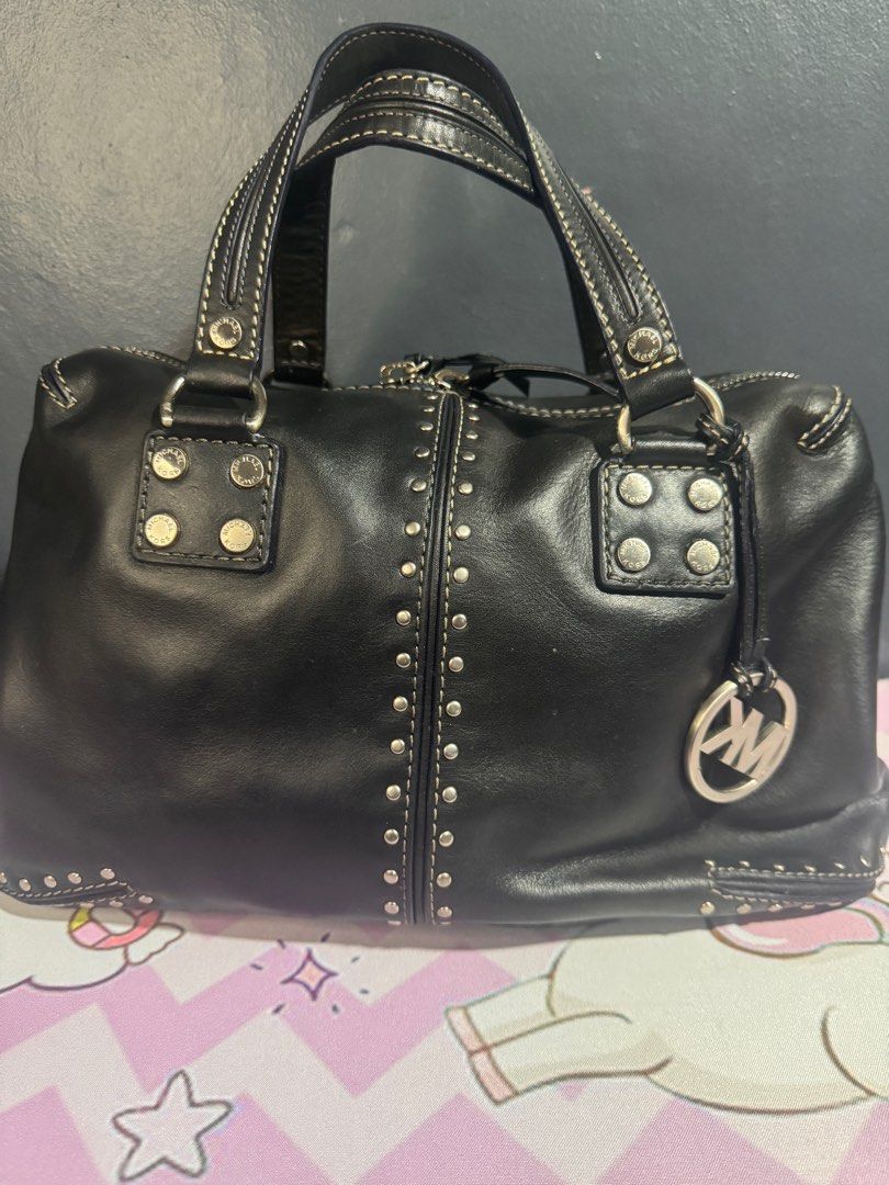 OG MK Vintage bag (Category: Luxury Bags & Wallets) located in Cavite. Submitted by lumi5 (Listing ID 1389598742, Image 1). Description: Original MK Vintage bag Issue - inside only (see photos) discoloration sa tela at tastas ang gilid genuine leather +sf Unionbank, gcash From Bacoor, Cavite.
