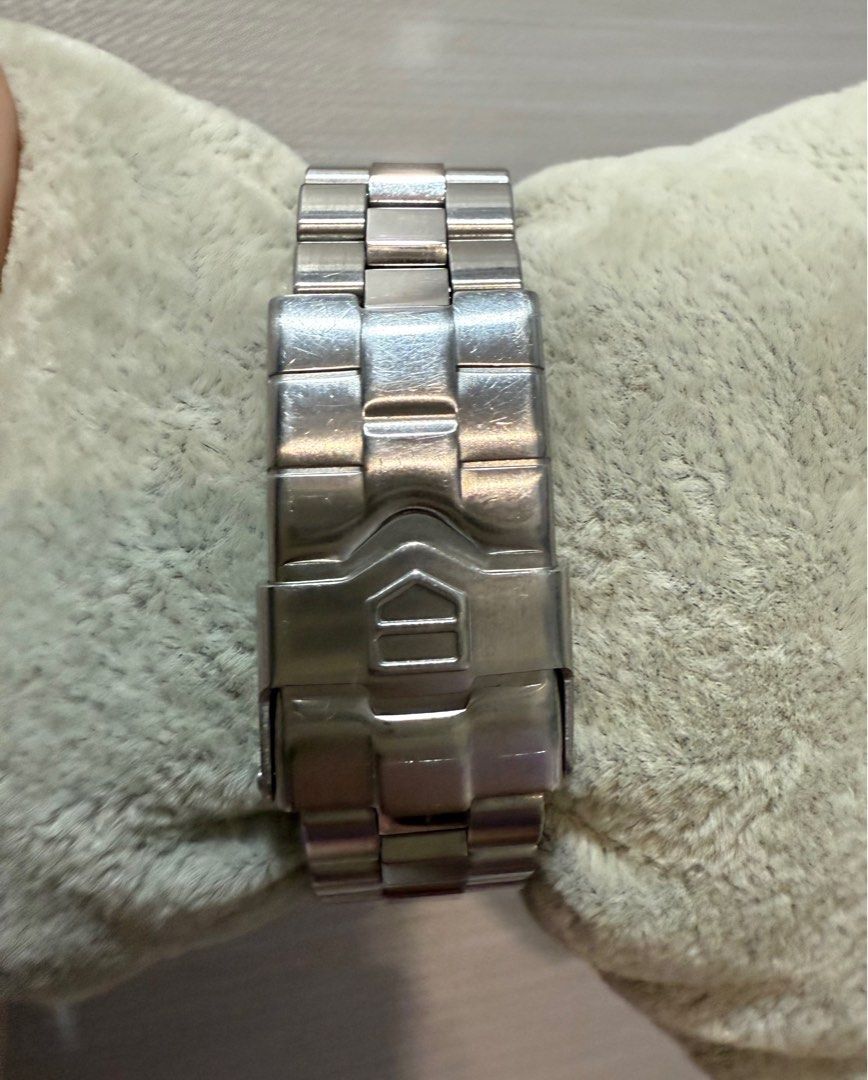 Tag Heuer WK1313 Quartz 28mm (Category: Luxury Watches) located in Manila. Submitted by preloved.jp (Listing ID 1389664378, Image 3). Description: Authentic Tag Heuer WK1313 Quartz Battery 28mm Stainless steel 15cm wrist size No extra link Watch only .