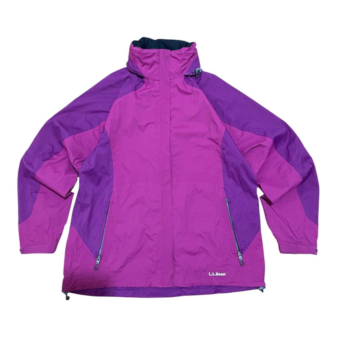 Vintage LLBean Outdoor Jacket (Category: Coats, Jackets and Outerwear) located in Villasis. Submitted by aldrian30 (Listing ID 1386035939, Image 1). Description: Women’s Small on tag 22*27.5 Has minor cracks on the inner lining Still in good condition Baguio Area.