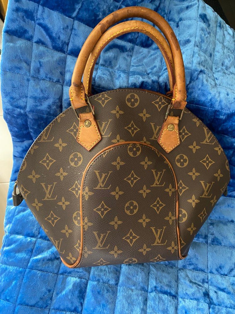 LOUIS VUITTON ELLIPSE MONOGRAM PM VINTAGE (Category: Luxury Bags & Wallets) located in Makati City. Submitted by celebrityauctions (Listing ID 1389492446, Image 2). Description: This is a Louis Vuitton Ellipse Monogram handbag heavily used but no missing part n still strong. Heavily used and there is no serial number. Very clean iinterior. Description: Shape: The bag features a distinctive elliptical or dome-shaped silhouette. Material: It is cra