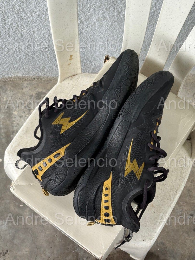 361 Quick Pro Basketball Shoes (Category: Sneakers) located in Las Pinas. Submitted by andre_iii (Listing ID 1384590560, Image 3). Description: Size 11 US Complete with box & Tags 9/10 Condition Used 3x .