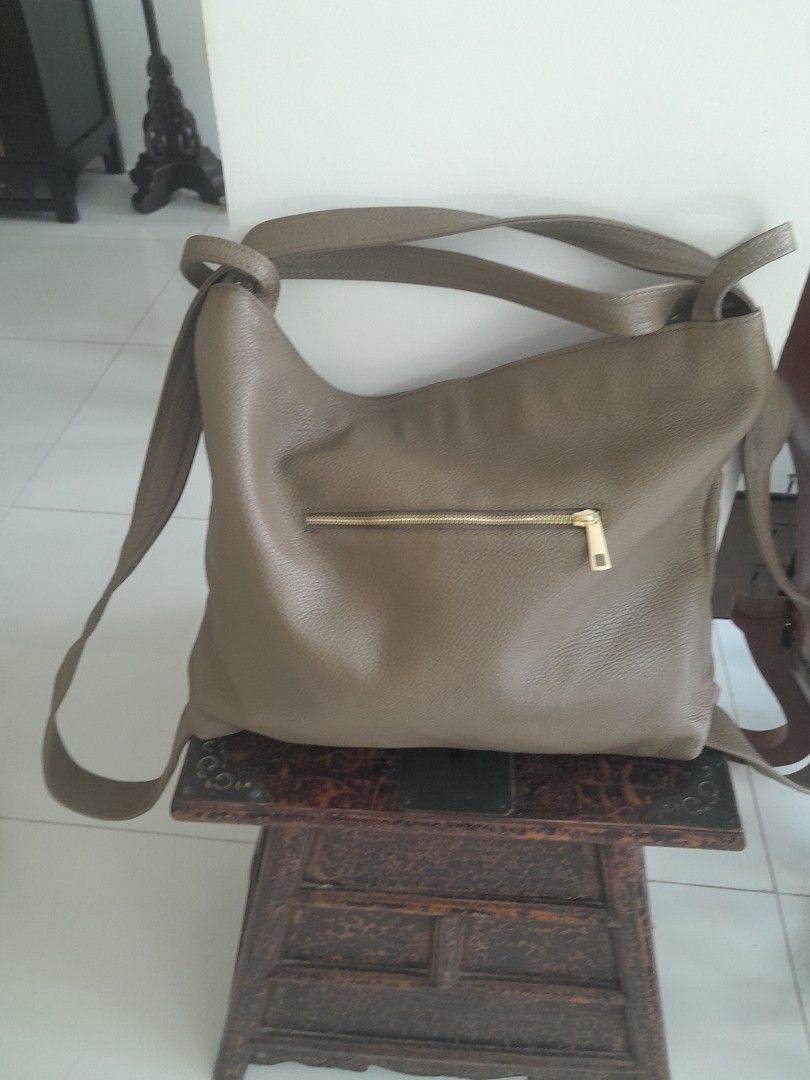 💯 Genuine cowhide leather bag 💯 (Category: Luxury Bags & Wallets) located in Mandaluyong City. Submitted by arlene2560 (Listing ID 1384468273, Image 2). Description: 💯 Genuine cowhide leather bag made in Italy. H15" x W15" x 3". Decluttering P2600. Mandaluyong.