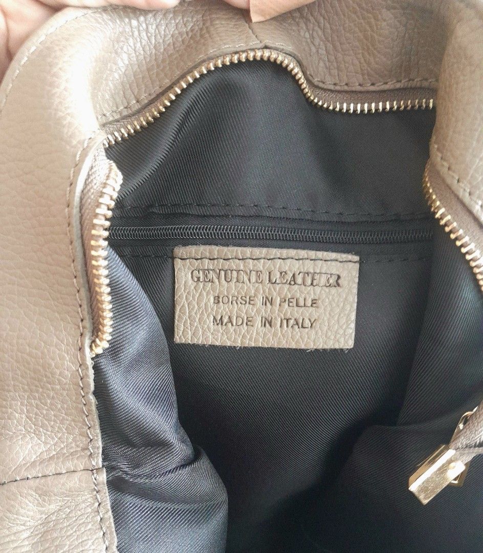 💯 Genuine cowhide leather bag 💯 (Category: Luxury Bags & Wallets) located in Mandaluyong City. Submitted by arlene2560 (Listing ID 1384468273, Image 3). Description: 💯 Genuine cowhide leather bag made in Italy. H15" x W15" x 3". Decluttering P2600. Mandaluyong.
