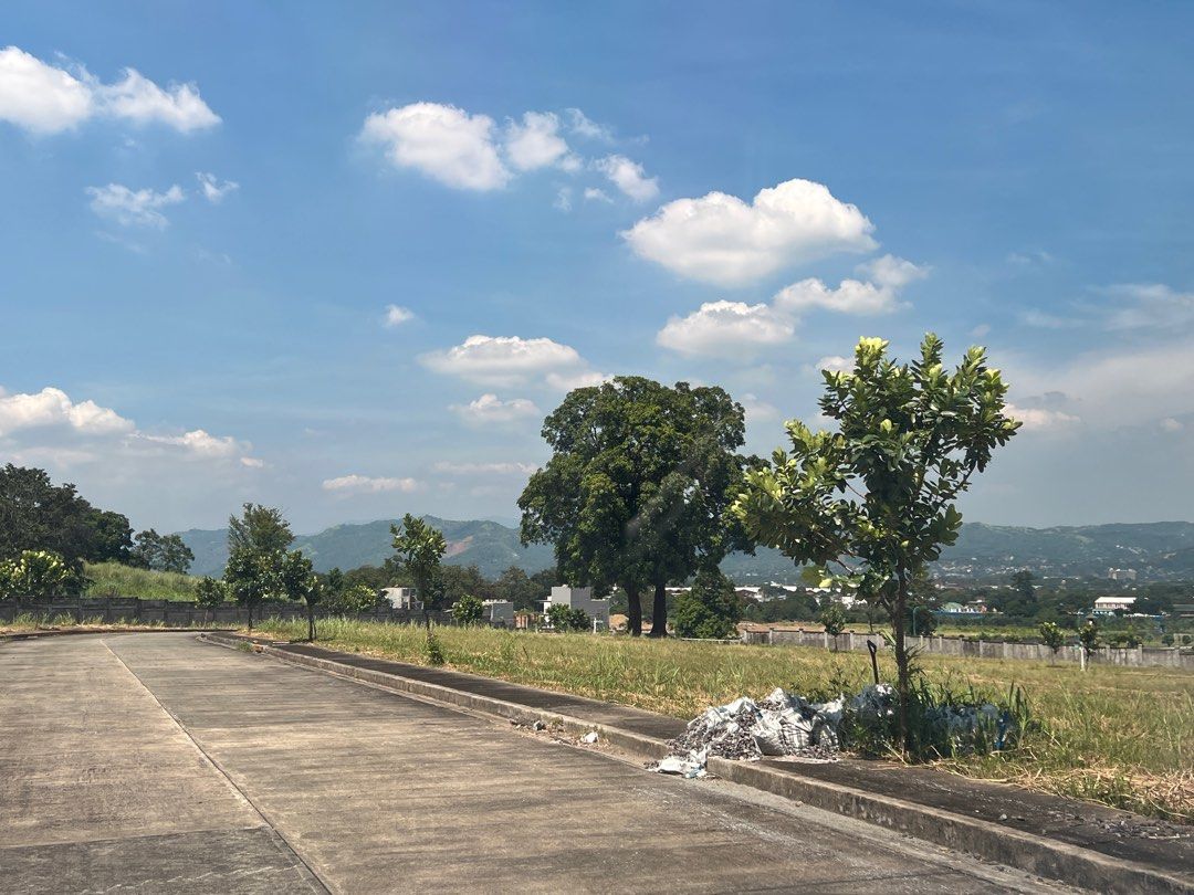Acropolis Loyola Upper part beside Ayala Heights (Category: Lot) located in Taguig. Submitted by brokerhanstaneo_09178038728 (Listing ID 1384489689, Image 3). Description: Acropolis Loyala QC QC title 15 meters frontage Facing SE.