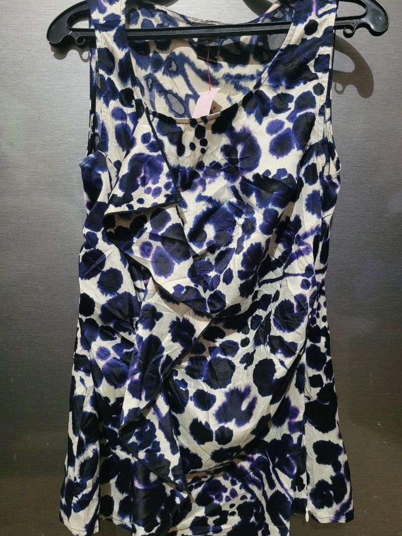 Ann Taylor sleeveless (Category: Blouses) located in Dumaguete. Submitted by GreatFindsForLess_by_Krissy (Listing ID 1384537361, Image 1). Description: preLoved Ann Taylor sleeveless.