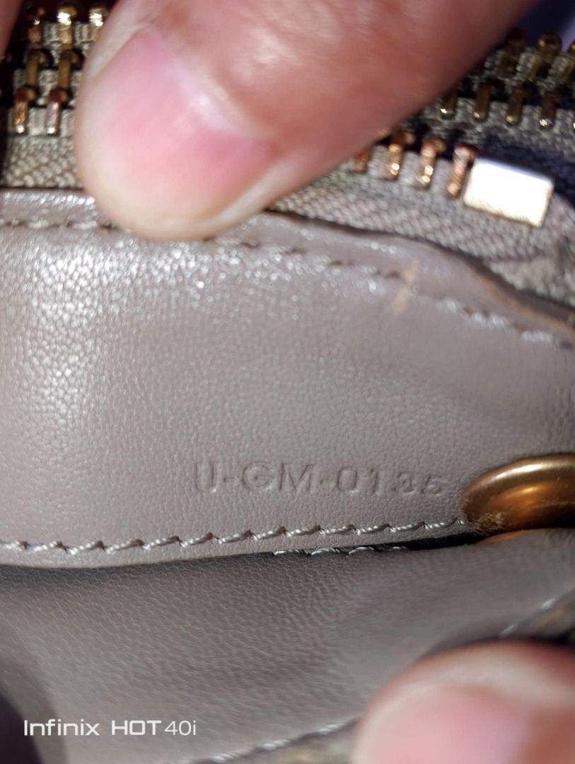 AUTHENTIC CELINE TRIO SLING BAG (Category: Luxury Bags & Wallets) located in Bay. Submitted by bunyeaimeevanessa150 (Listing ID 1384447667, Image 2). Description: Heavily used .