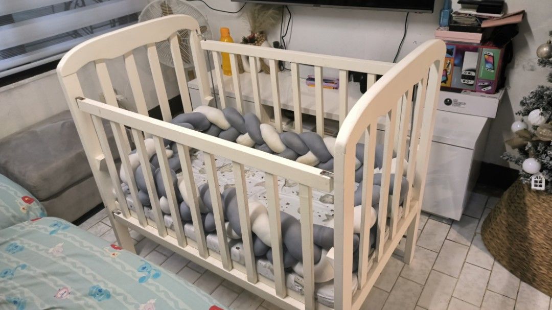 Wooden Baby Crib (White) (Category: Cots & Cribs) located in Pasig City. Submitted by melcarlosl91534 (Listing ID 1384567586, Image 2). Description: Material: Wood Platform height is adjustable One side rail can be lowered down Note: Platform slightly damaged (please check photos).