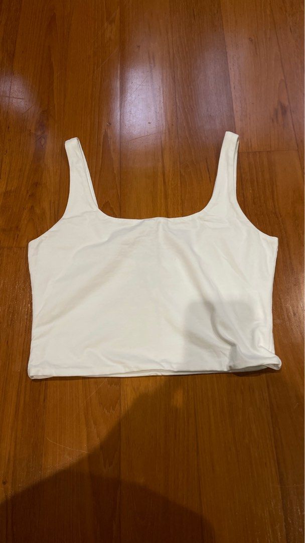 Basic tops (Category: Sleeveless) located in Singapore. Submitted by synxfy (Listing ID 1384480926, Image 1). Description: $10 each! frames 1-4: Love Bonito frames 5-6: Zara.