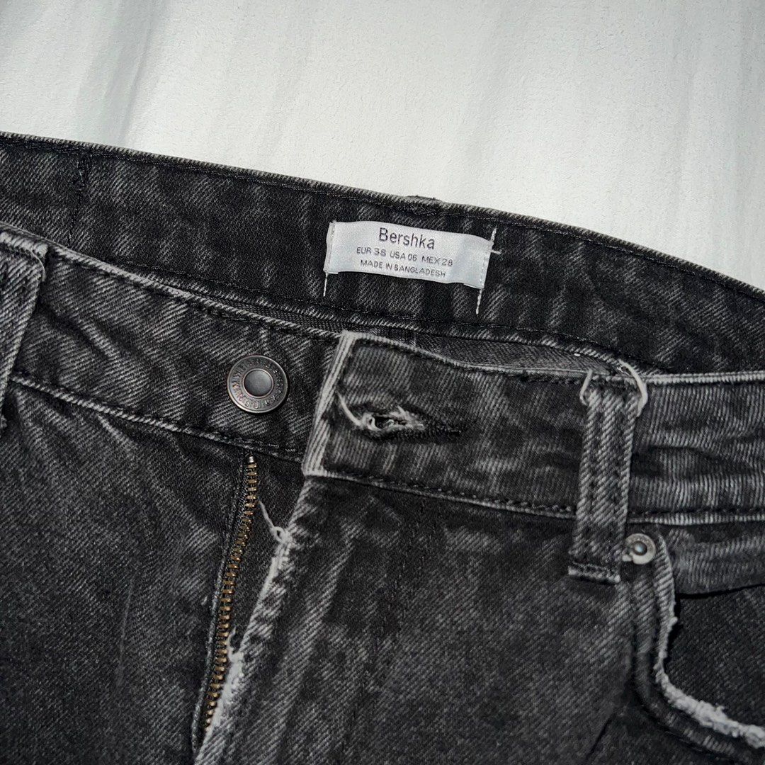 BERSHKA Black Washed Mom Jeans (Category: Jeans) located in Quezon City. Submitted by v.etc (Listing ID 1384581098, Image 2). Description: EUR 38 / USA 6 / MEX 28 Width = approx. 15.5 inches Length = approx. 37 inches.