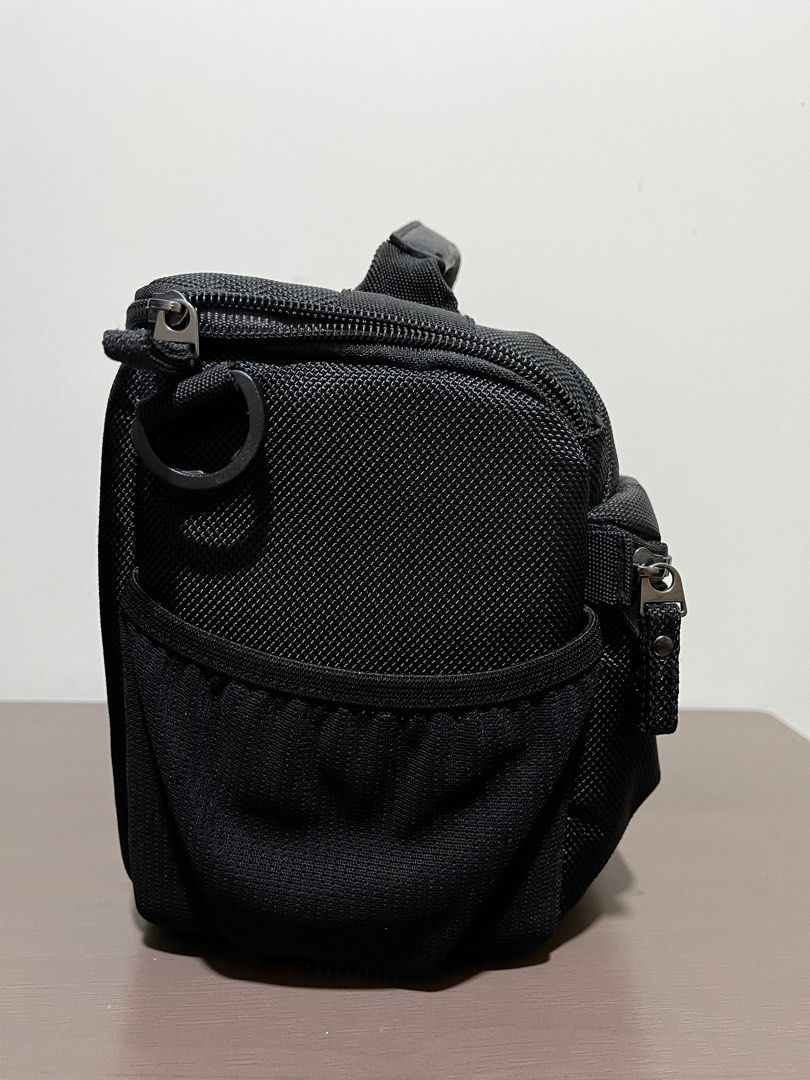 Case Logic Camera Bag (Category: Camera Bags & Carriers) located in Mandaluyong City. Submitted by kiko0304 (Listing ID 1384439020, Image 2). Description: Case Logic Bryker DSLR shoulder bag W Free Lens Cap Color Black Dimensions (LxWxH) 25 x 16 x 18 cm Internal dimensions (LxWxH) 15.5 x 12.5 x 17 cm Weight 0.36 kg Material Polyester Model number 3205255 Model name BRCS-103 .