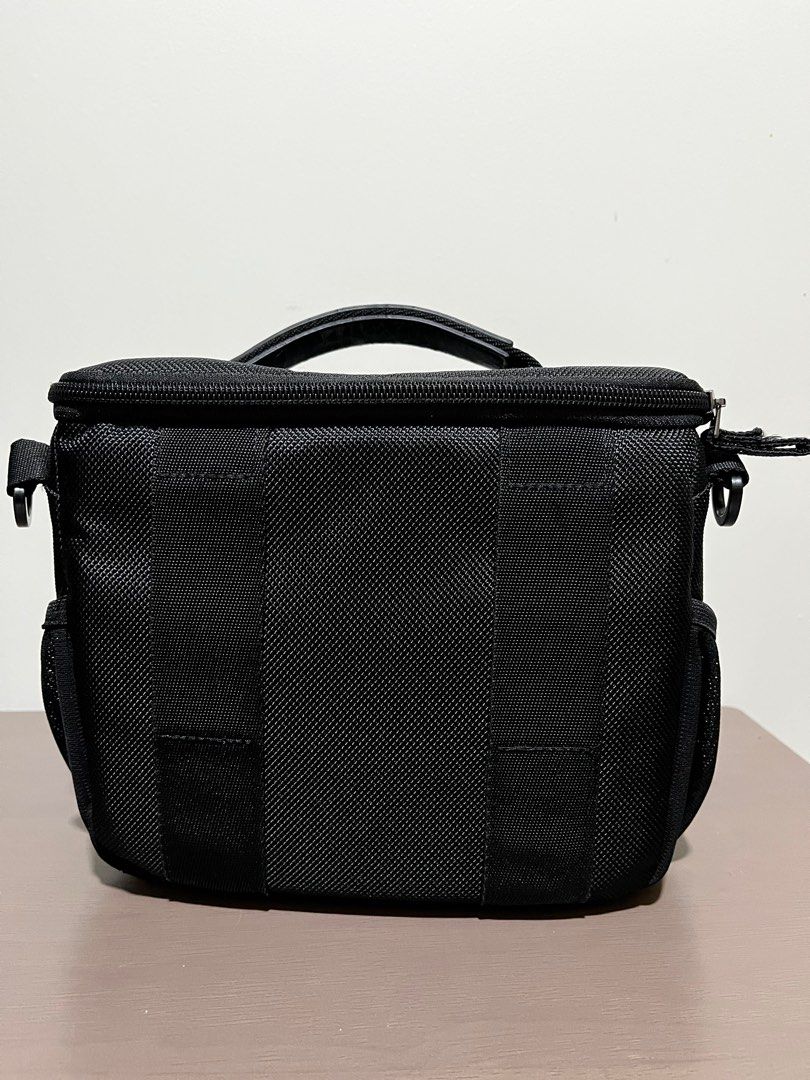 Case Logic Camera Bag (Category: Camera Bags & Carriers) located in Mandaluyong City. Submitted by kiko0304 (Listing ID 1384439020, Image 3). Description: Case Logic Bryker DSLR shoulder bag W Free Lens Cap Color Black Dimensions (LxWxH) 25 x 16 x 18 cm Internal dimensions (LxWxH) 15.5 x 12.5 x 17 cm Weight 0.36 kg Material Polyester Model number 3205255 Model name BRCS-103 .