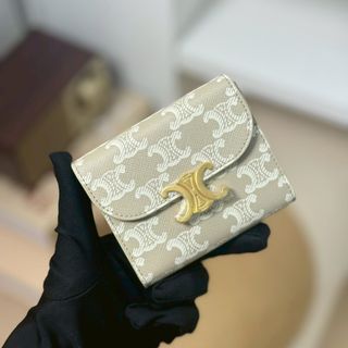 由 theone.boutique.tw (刊登 ID 1384497612，圖片 1) 提交，位於 的 (類別：)，說明：。