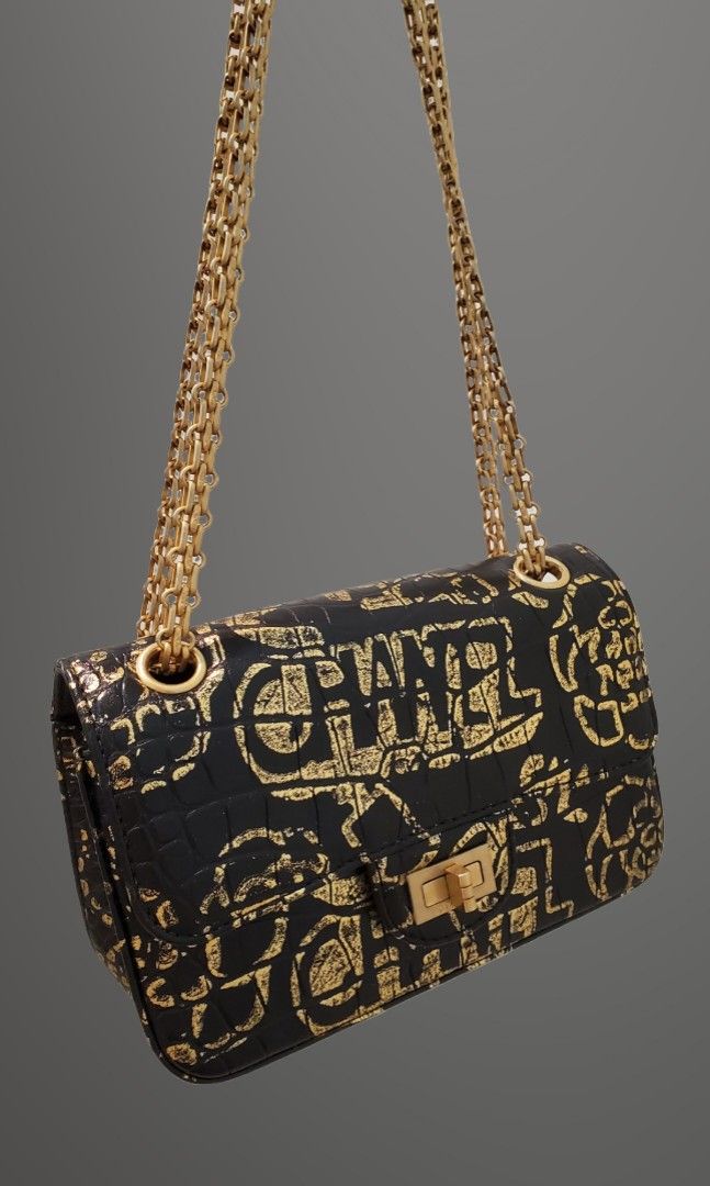 chanel cf flap bag 黑金 埃及系 2.55 20cm （分類：手袋及銀包）位於 Hong Kong。 由 bbkei1216 提交（商品編號 1384042888，圖片 2）。簡介： chanel 2.55 20cm 95%新 牛皮（壓紋鱷魚皮） 黑金埃及系列塗鴉 卡＆塵袋 正品可驗 本人信譽良好。